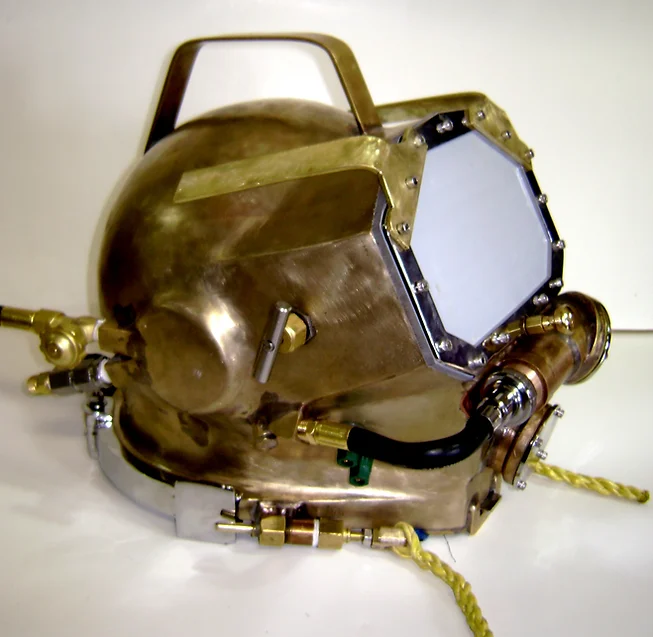 Gen-1, Gladiator cast silicon bronze commercial diving helmet